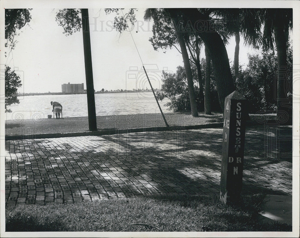 1966 Press Photo Fisherman trying to access the water in the Pinella Point area. - Historic Images