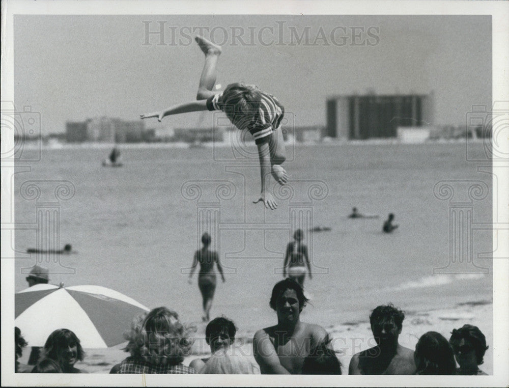 1972 Press Photo Tourists Have Fun at Sunset Beach - Historic Images