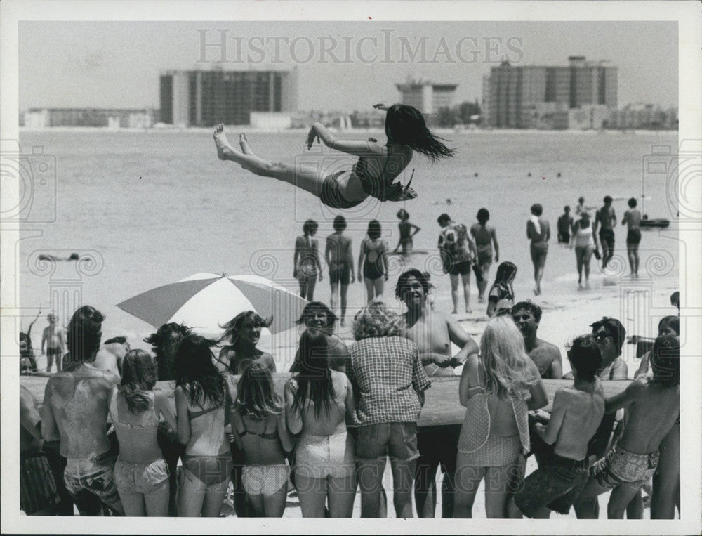 1972 Press Photo Young Tourist at Beach Loses Clothing Mid-Flight - Historic Images