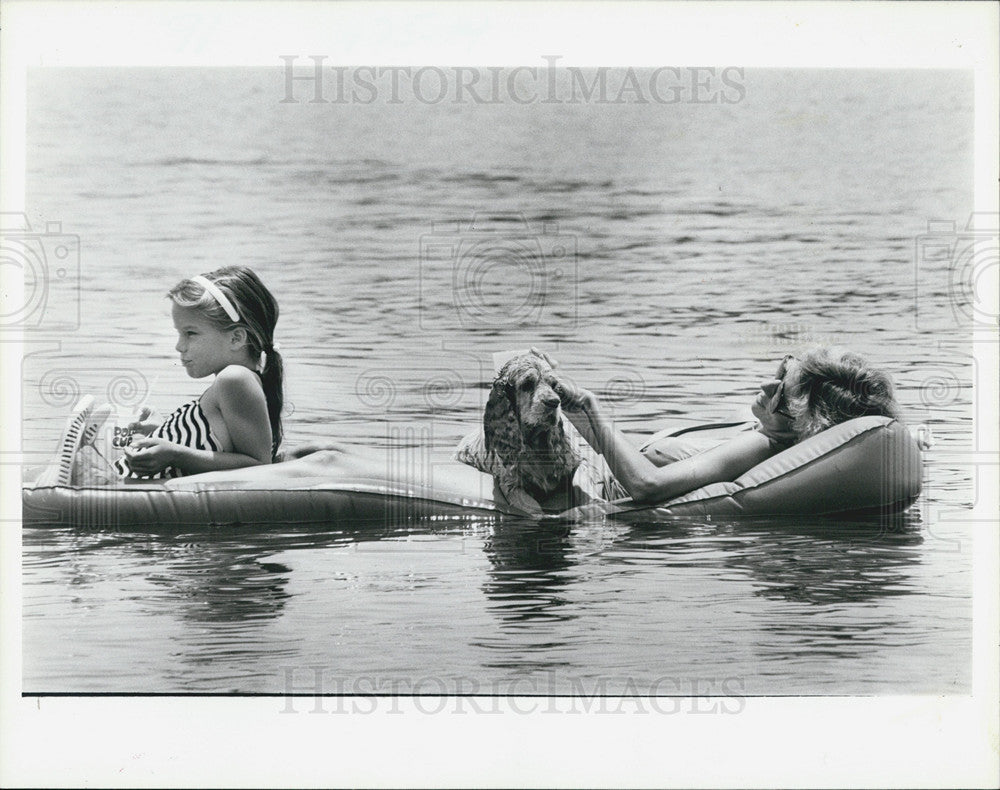 1985 Press Photo Sharon Hanson and Daughter Enjoy Holiday in the Sun - Historic Images