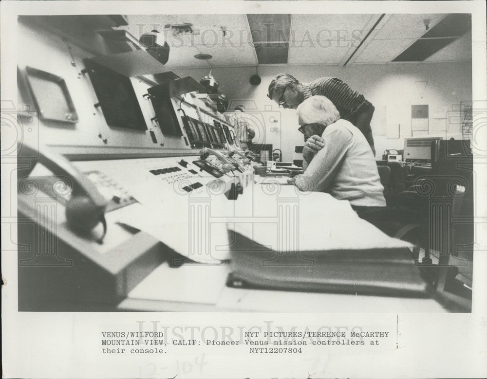 1978 Press Photo Pioneer Probe Controllers Consoles Venus Clouds John Hoffman - Historic Images