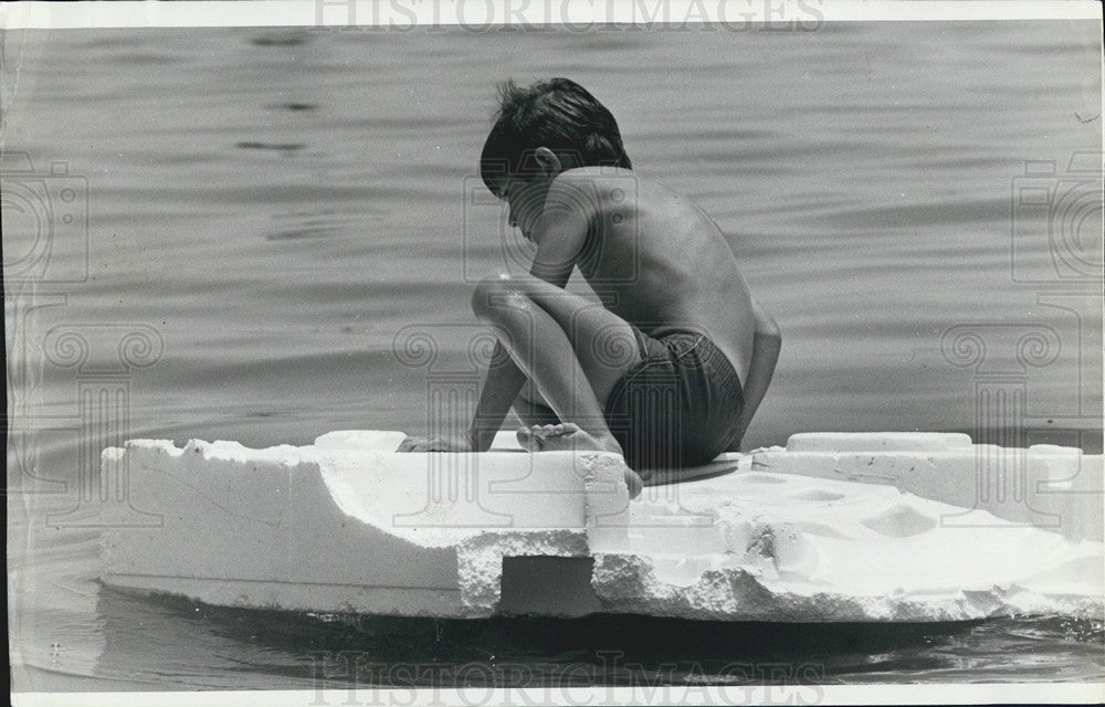 1985 Press Photo Michael Scalisce Plays Styrofoam Raft Gulfport - Historic Images