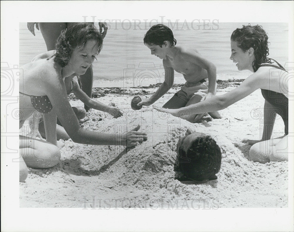 1985 Press Photo Shannon Jimmy Monica Wells Buried Father Gulfport Beach - Historic Images