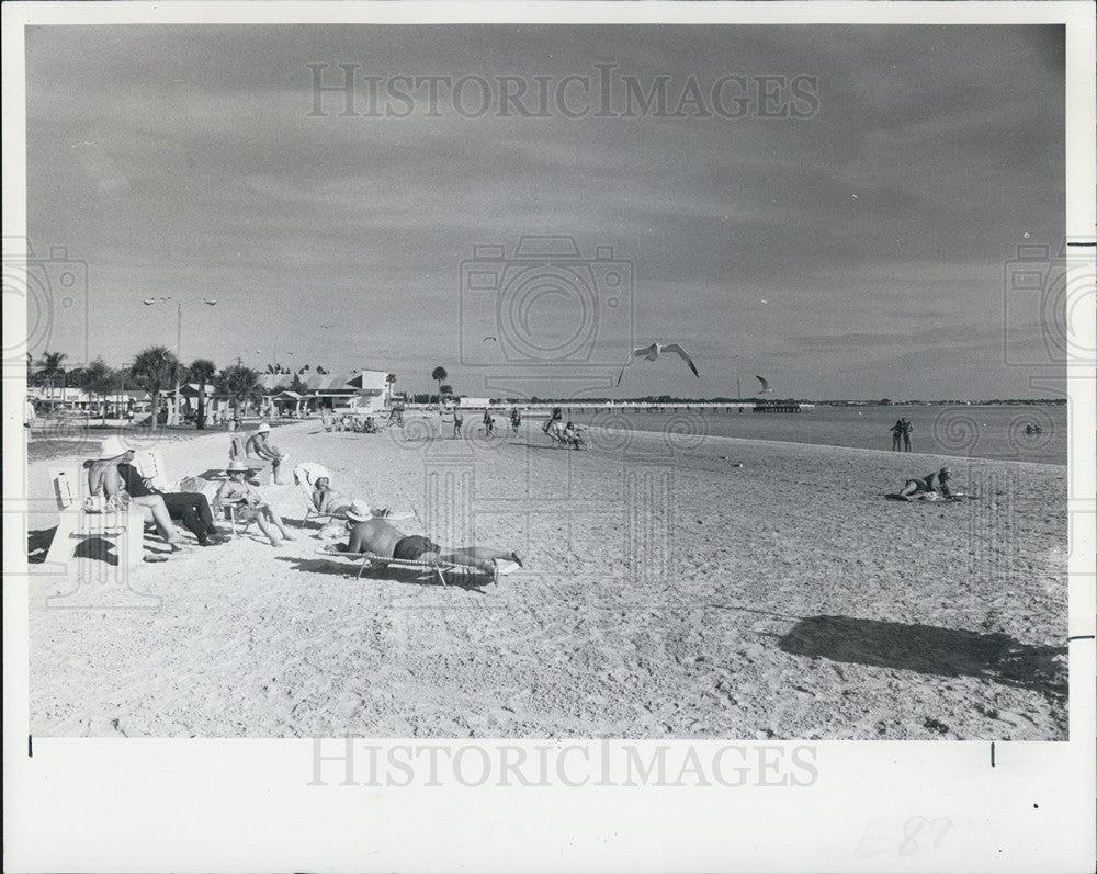 1977 Press Photo Sunbathers Gulfport Beach - Historic Images