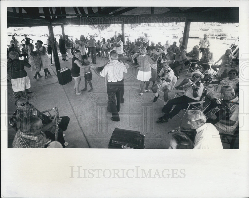 1976 Press Photo People Dancing - Historic Images