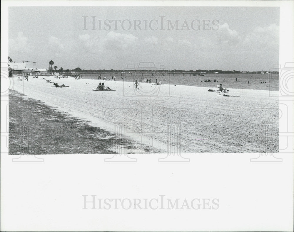 1987 Press Photo People Swim And Tan On Gulfport Beach - Historic Images