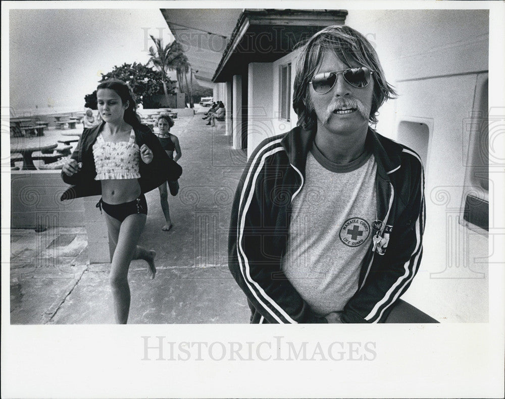 1977 Press Photo Pritchard Lifeguard Manatee Florida - Historic Images