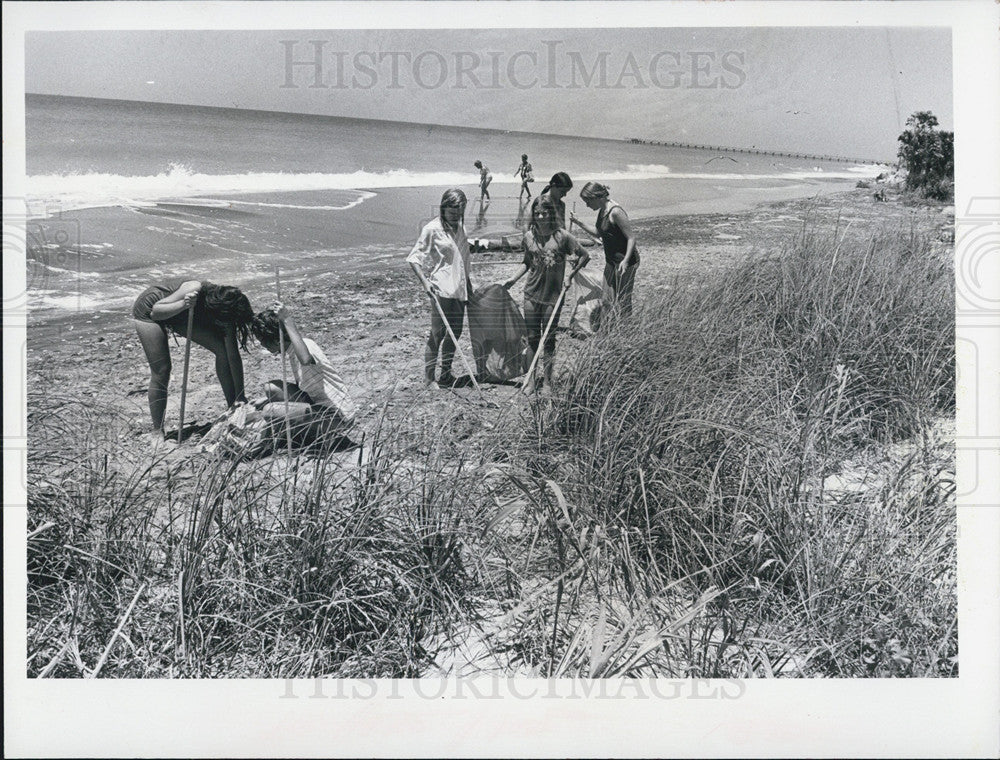 1972 Press Photo Girl Scouts, Beach Cleaning - Historic Images