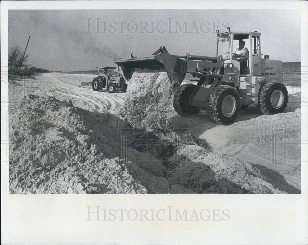 1984 Press Photo St Petersburg Beach Clean Up Crews-Tractors Rake Trash Costs - Historic Images