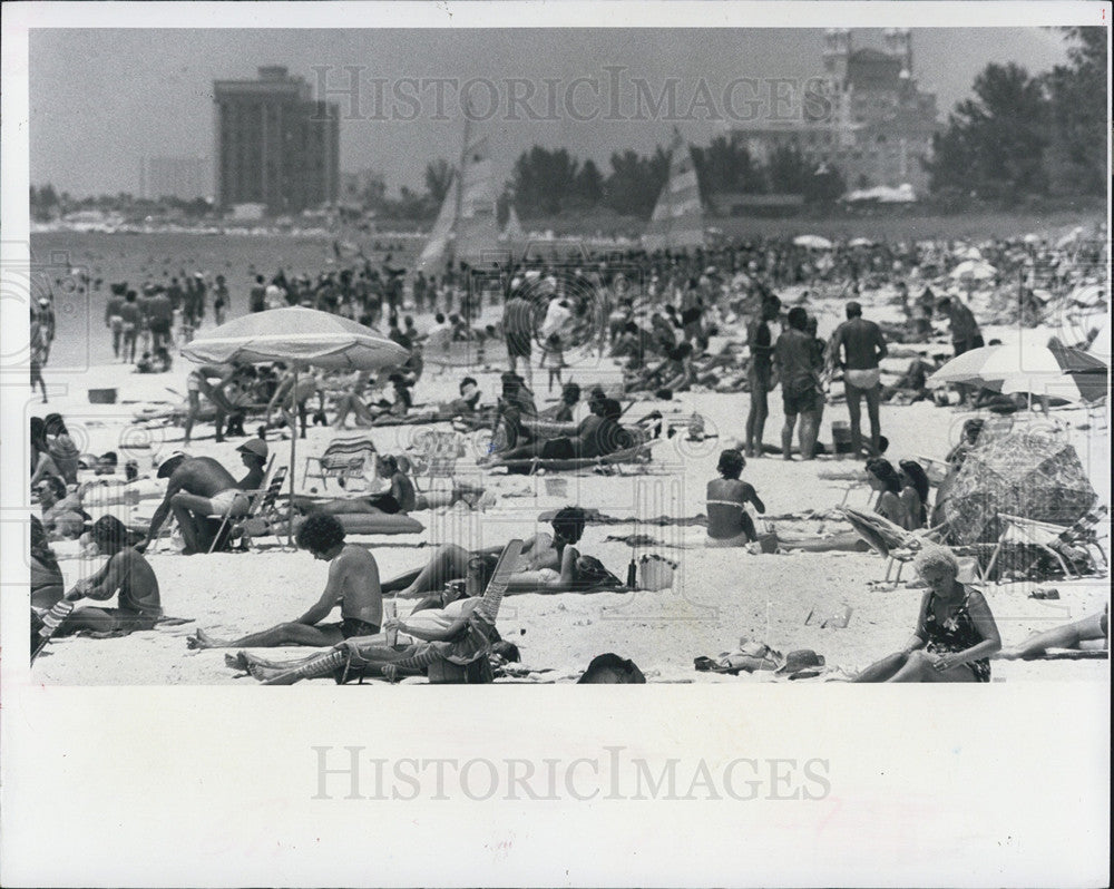 1981 Press Photo Pass-A-Grille Beach On Memorial Day Weekend - Historic Images