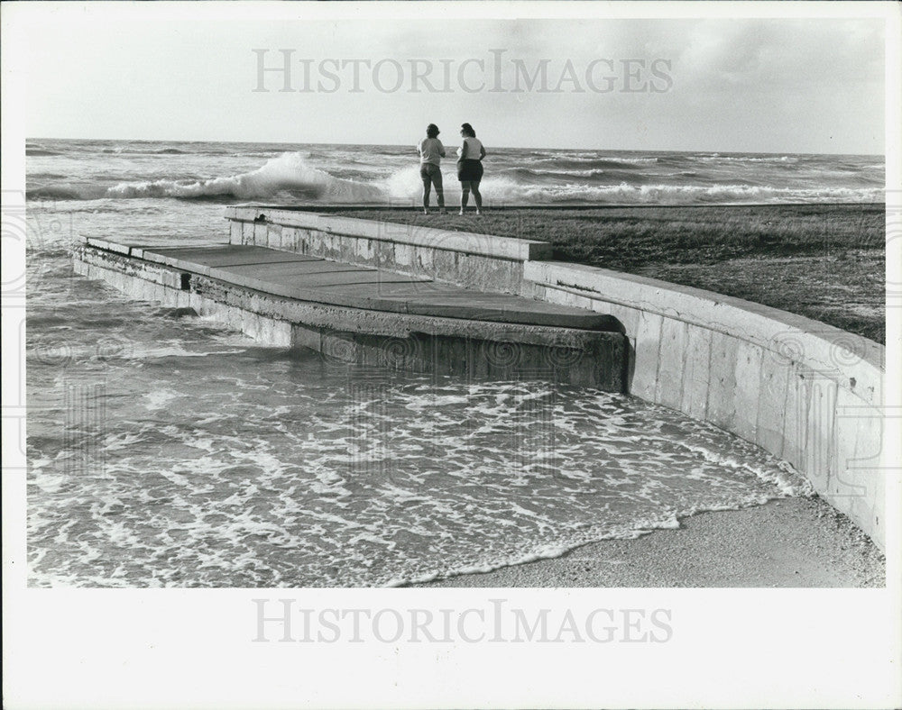 1985 Press Photo Daughter And Mother At Pass A Grill Beach During  High Tide - Historic Images