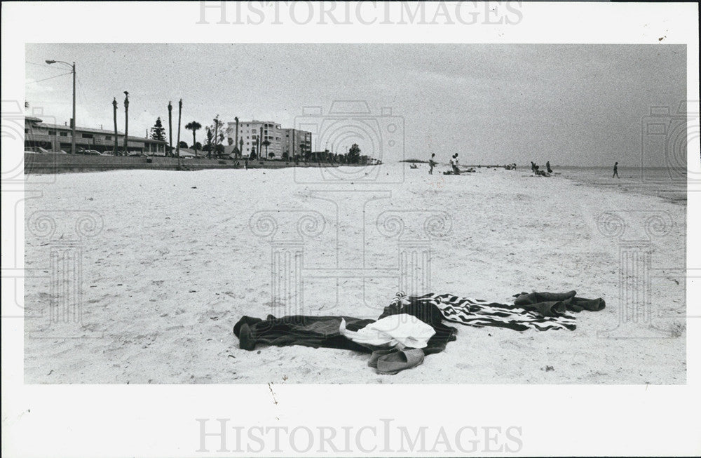 1988 Press Photo St Petersburg Beach Officers Catch Beach Goers In Sexual Acts - Historic Images