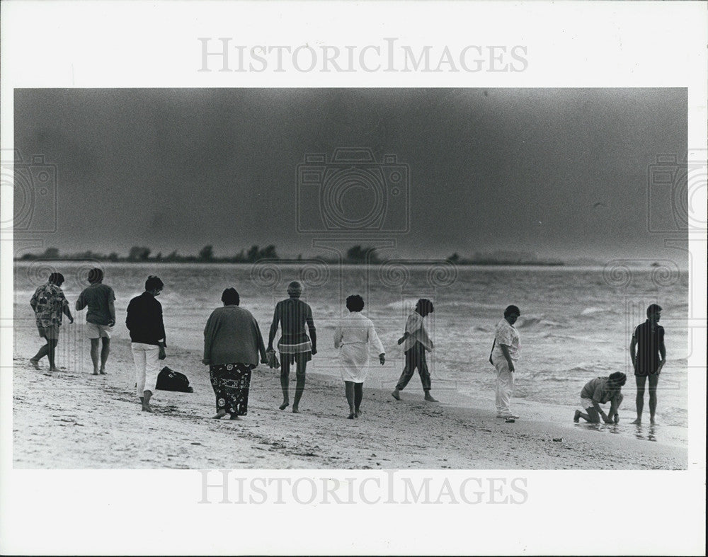 1988 Press Photo Crowd Walks Pass-A-Grille Beach Wait Sunset - Historic Images