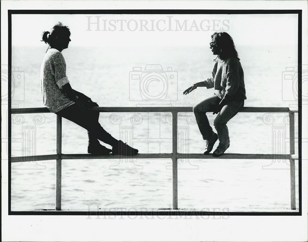 1987 Press Photo Mary Schulz Sister Joanna Conversation Pass-A-Grill Beach - Historic Images