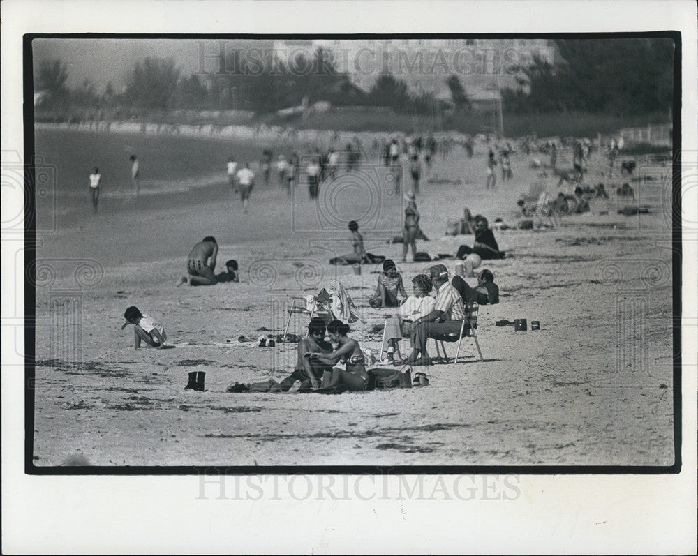 1977 Press Photo People On Pass-A-Grille Beach St. Petersburg Florida - Historic Images