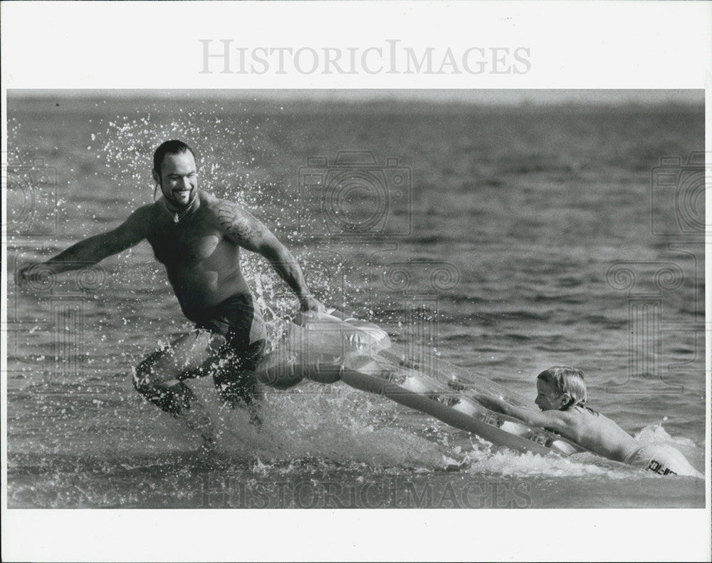 1990 Press Photo Playing iin the waters off Gandy Boulevard in St. Petersburg, F - Historic Images