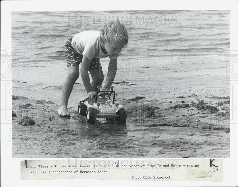 1989 Press Photo John Lamsen moving sand at Pine Island Beach in Hernando, FL - Historic Images