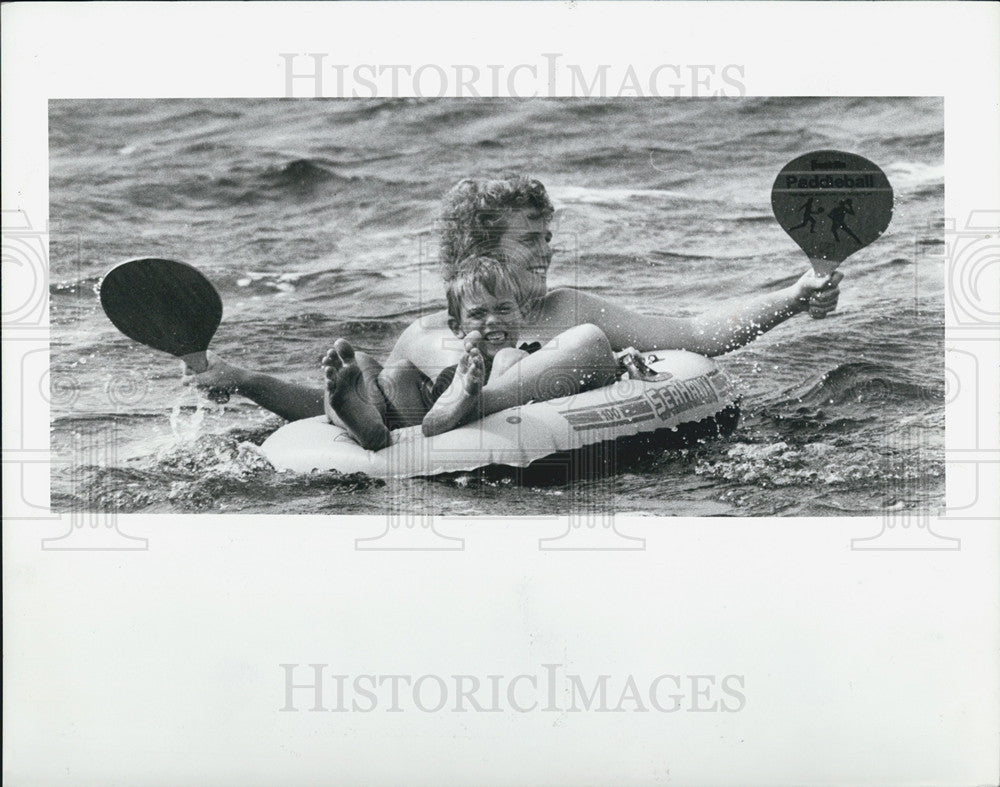 1989 Press Photo Paddling at Howard Park Beach in Tarpon Springs, Florida - Historic Images