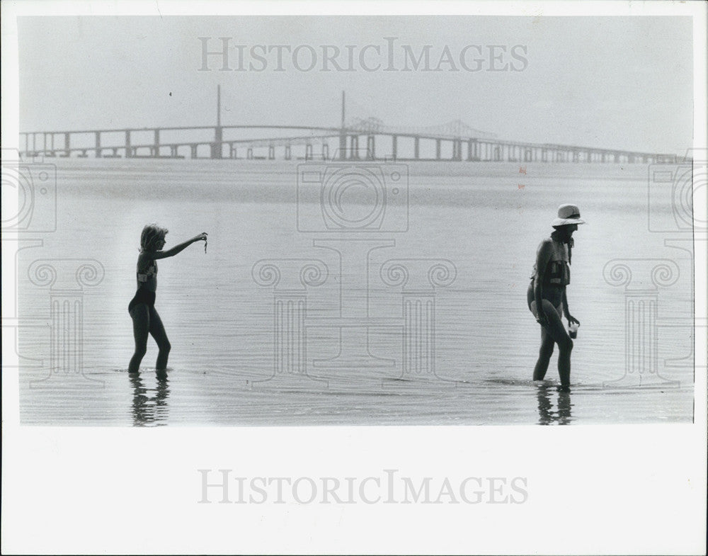 1969 Press Photo Searching for shells on Fort De Soto Beach, Florida - Historic Images