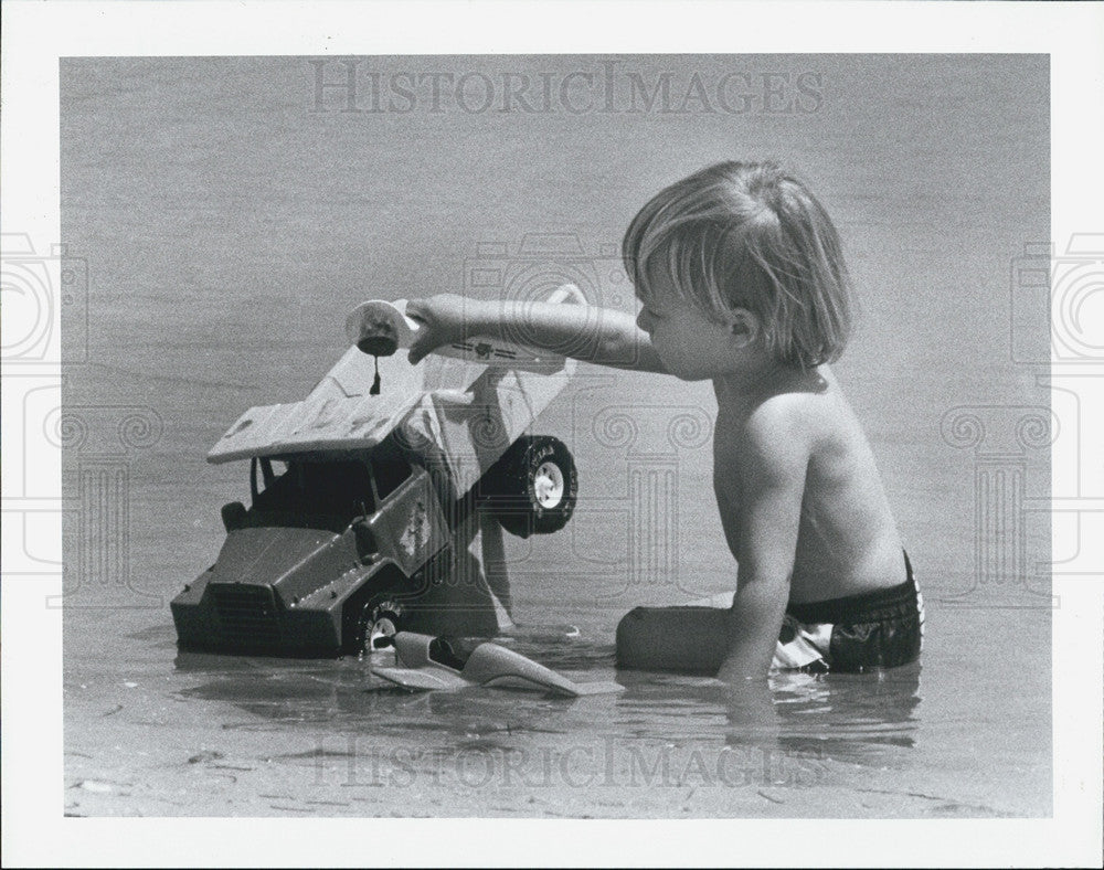 1989 Press Photo Drew Miller, Howard Park Beach, Tarpon Springs - Historic Images