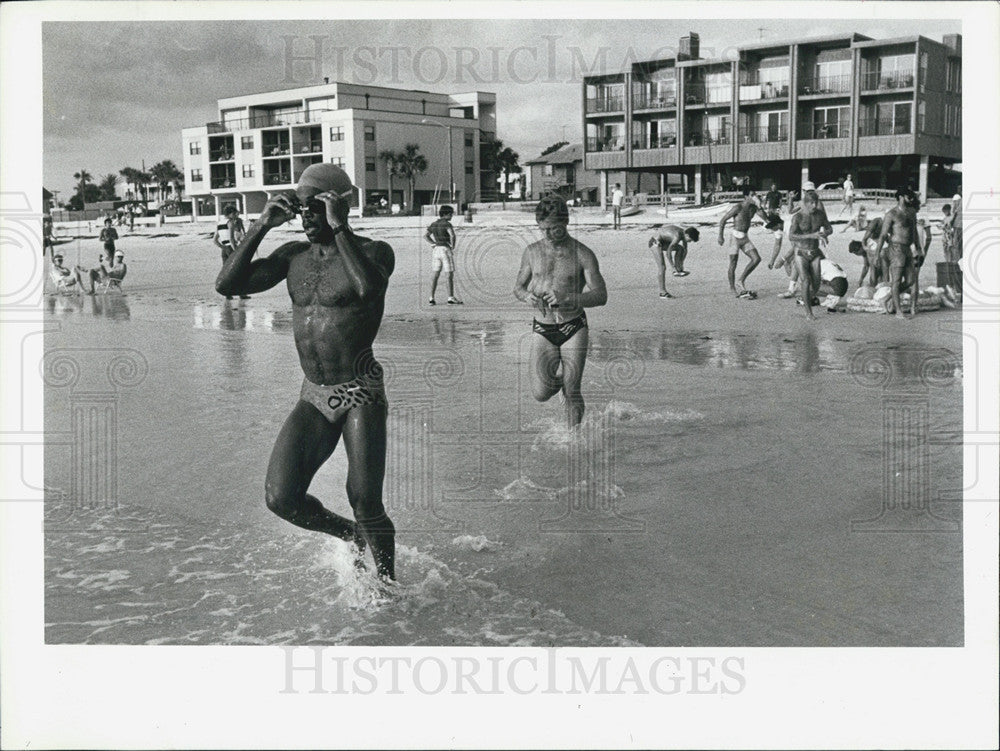 1986 Press Photo Beach Bizarre Bi-Op at Clearwater Beach, Florida - Historic Images