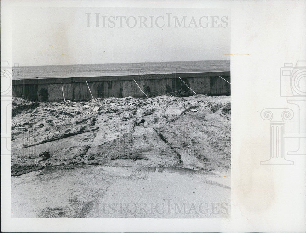 1972 Press Photo New seawalls being built at Holmes Beach - Historic Images