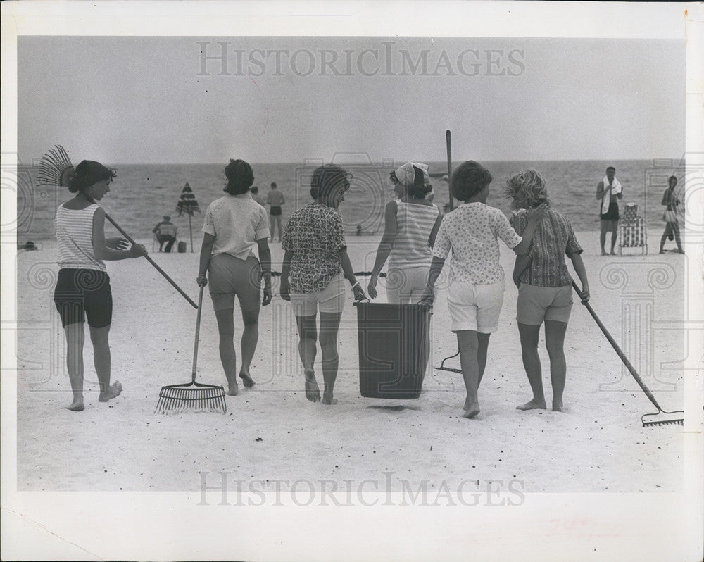 1965 Press Photo Beach Cleaning - Historic Images