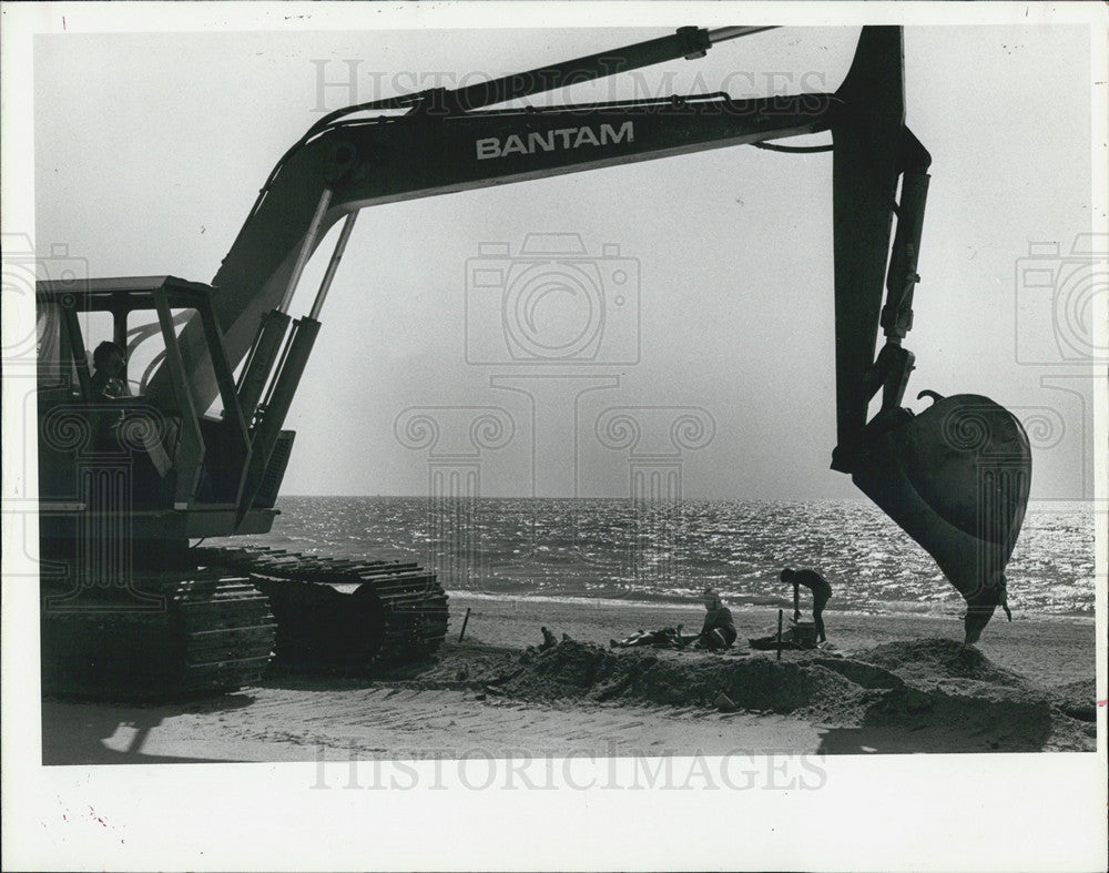 1986 Press Photo Bo Allgood, Seawall REpair, Pass-a-Grille Beach - Historic Images