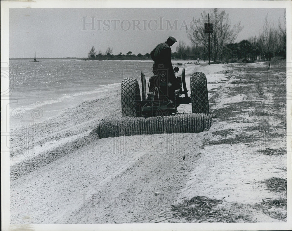 1963 Press Photo Beach Cleaning - Historic Images