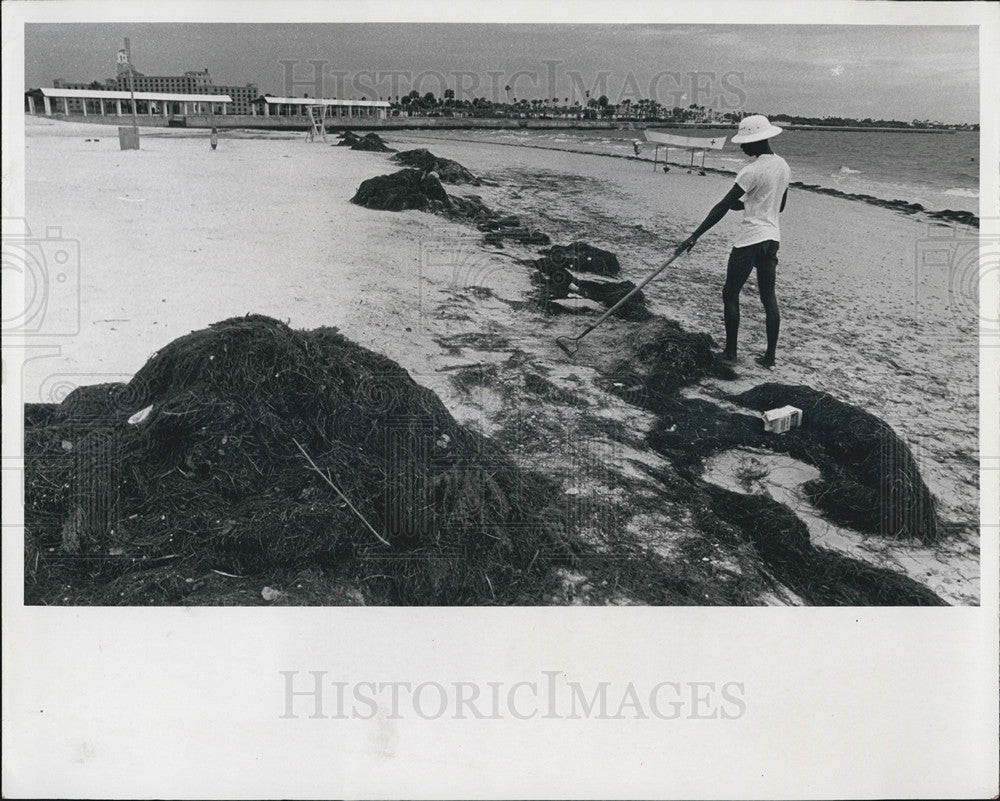 1965 Press Photo Frank Warren, Spa Beach Cleaning - Historic Images