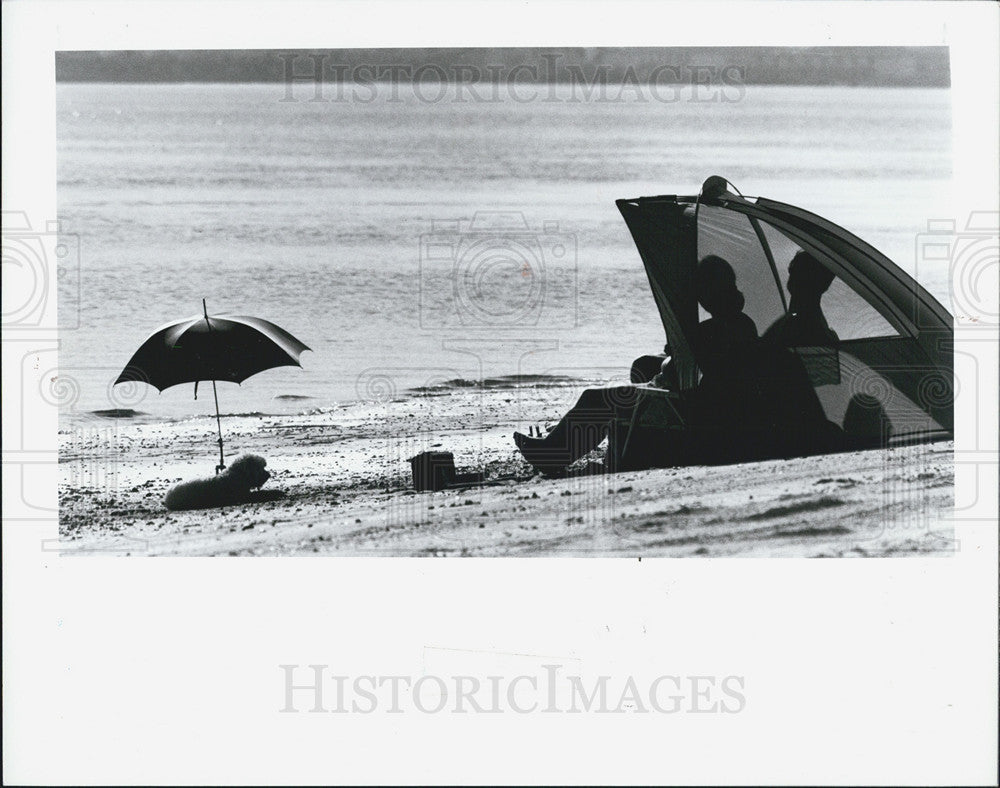 1990 Press Photo Doug Hargreaves Sally Roddey Enjoy the Beach With Small Dog - Historic Images