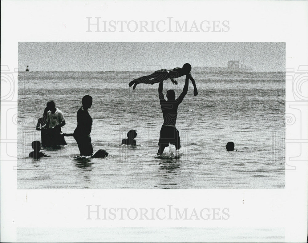 1992 Press Photo Swimmers Play at North Shore Beach - Historic Images