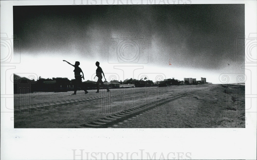 1992 Press Photo Tourists Hurry to Hotel Before Storm Hits Indian Rocks Beach - Historic Images