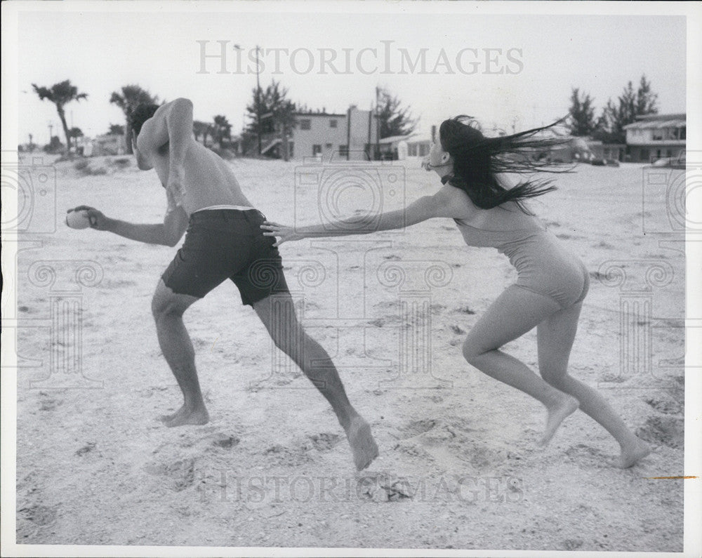 1971 Press Photo Man Woman Play On Beach - Historic Images