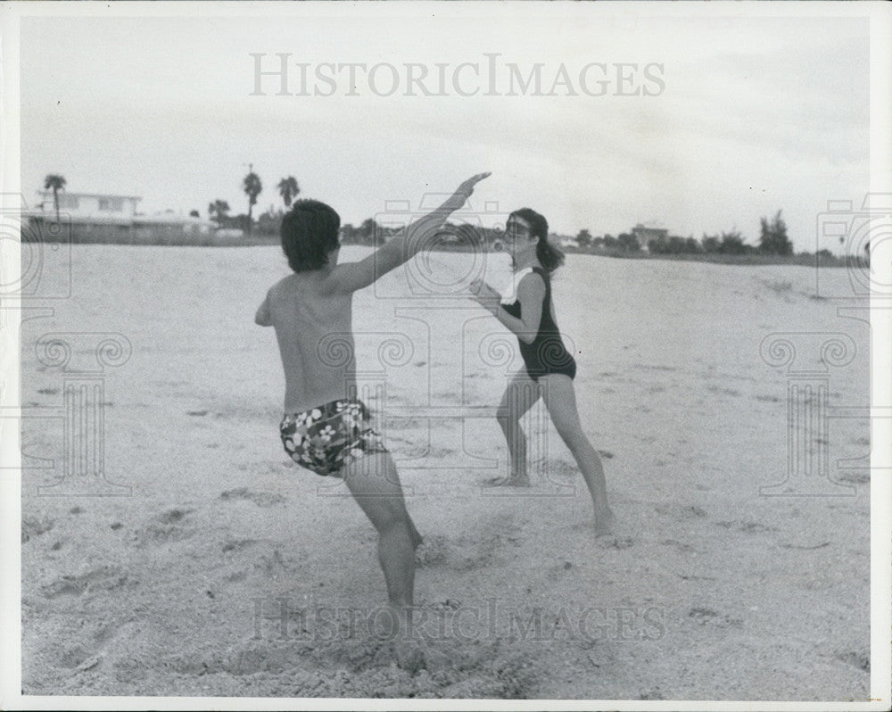 1971 Press Photo People Play Florida Beach - Historic Images