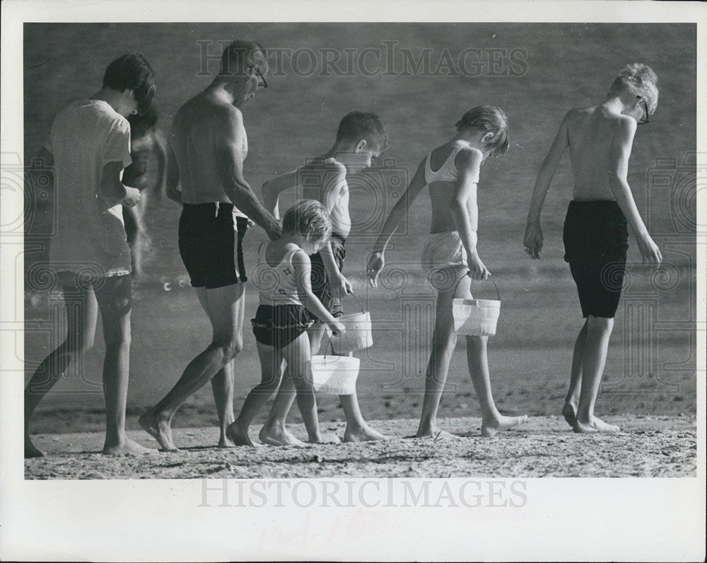 1971 Press Photo People Walking Heads Bowed Gulfport Florida Beach - Historic Images