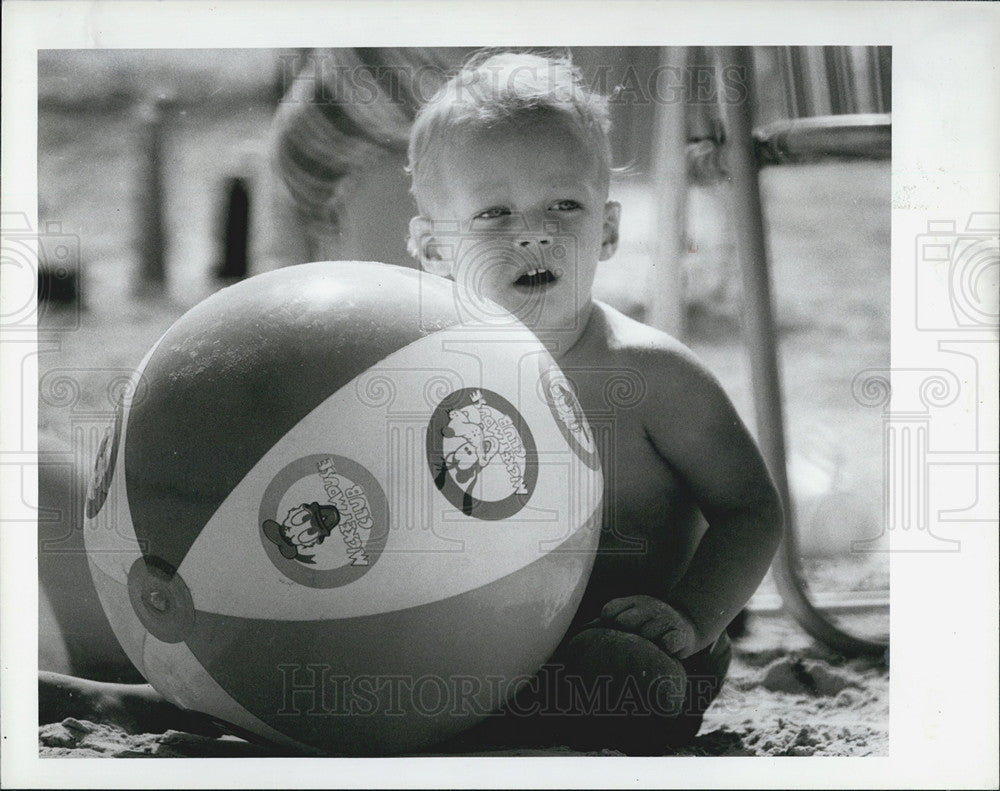 1985 Press Photo Mark Halle Plays Ball Pasco Florida Beach - Historic Images