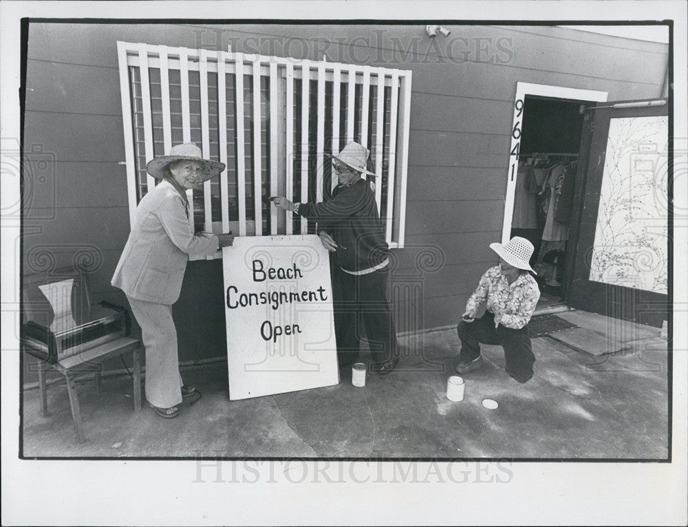 1981 Press Photo Beach Consignment Shop, Marion Hart, Fran Owens, Jane Hart - Historic Images