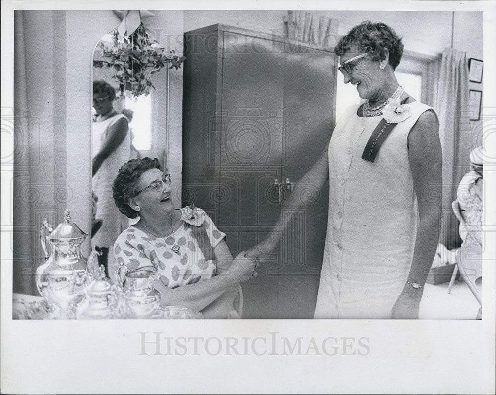 1966 Press Photo Beach Community Club, Mrs Harold Doolittle, Mrs Arthur Anders - Historic Images