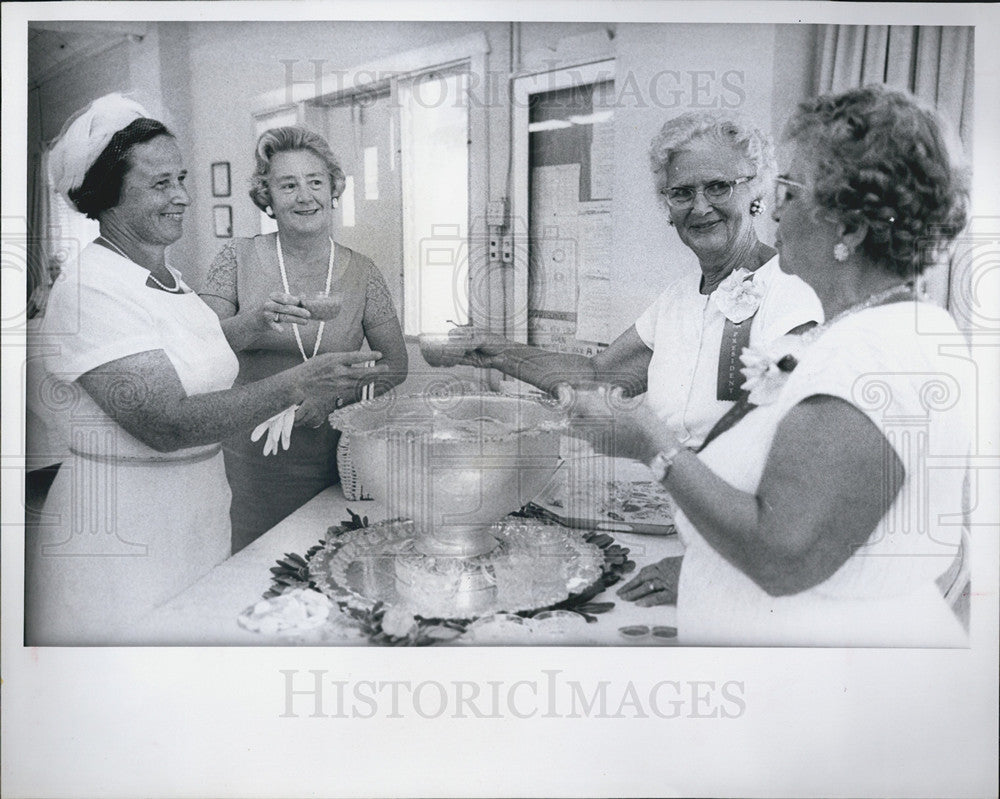 1966 Press Photo Beach Community Club, Mrs Eleanora Mac Kenzie - Historic Images