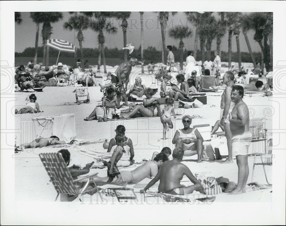 1990 Press Photo Beach Goers At Tarpon Spring&#39;s Howard Park Beach - Historic Images