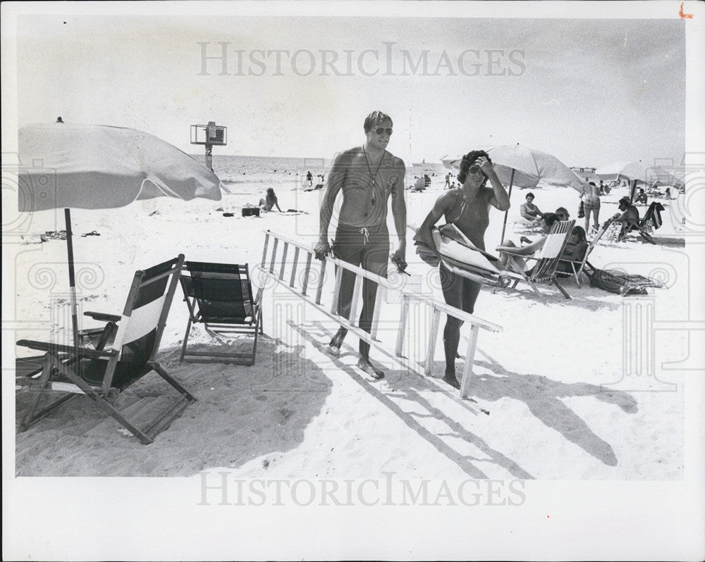 1981 Press Photo Lifeguards Marc Mulbarger and Jennifer Burns leave the beach - Historic Images