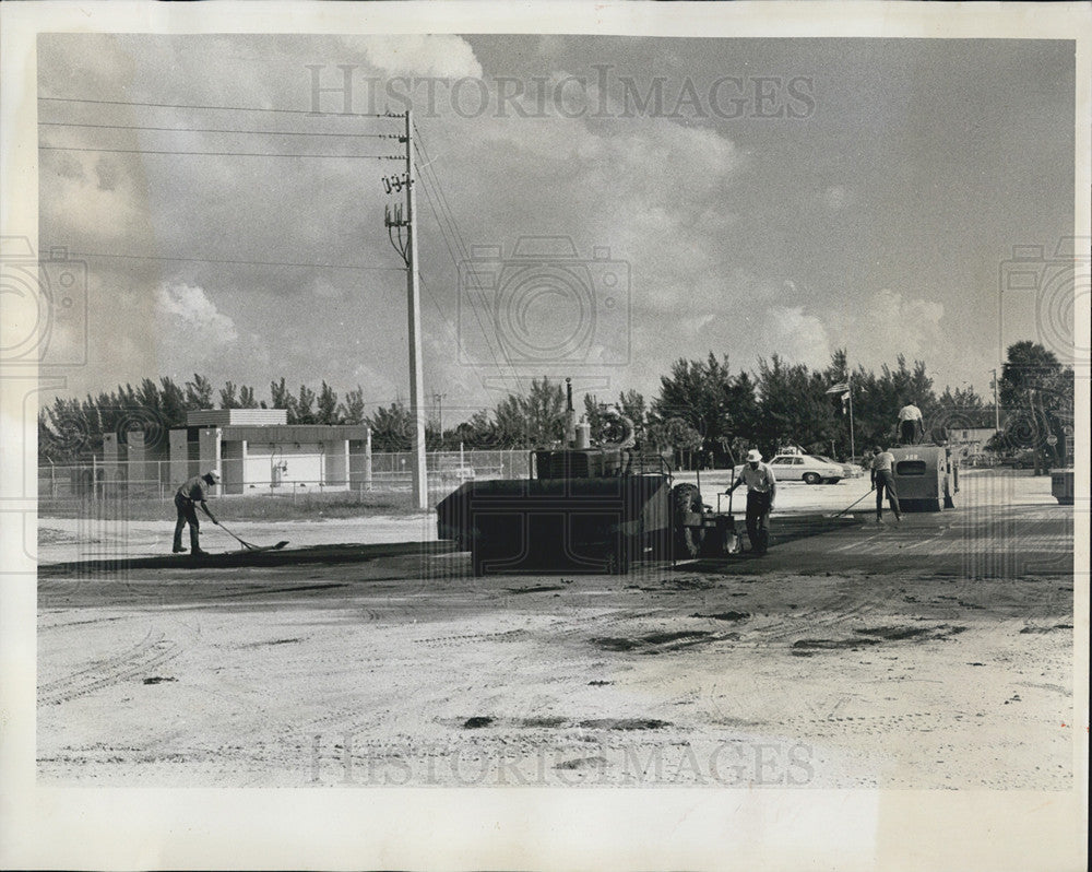 1975 Press Photo Woodruff, Sons, Manatee County Beach Parking Lot - Historic Images