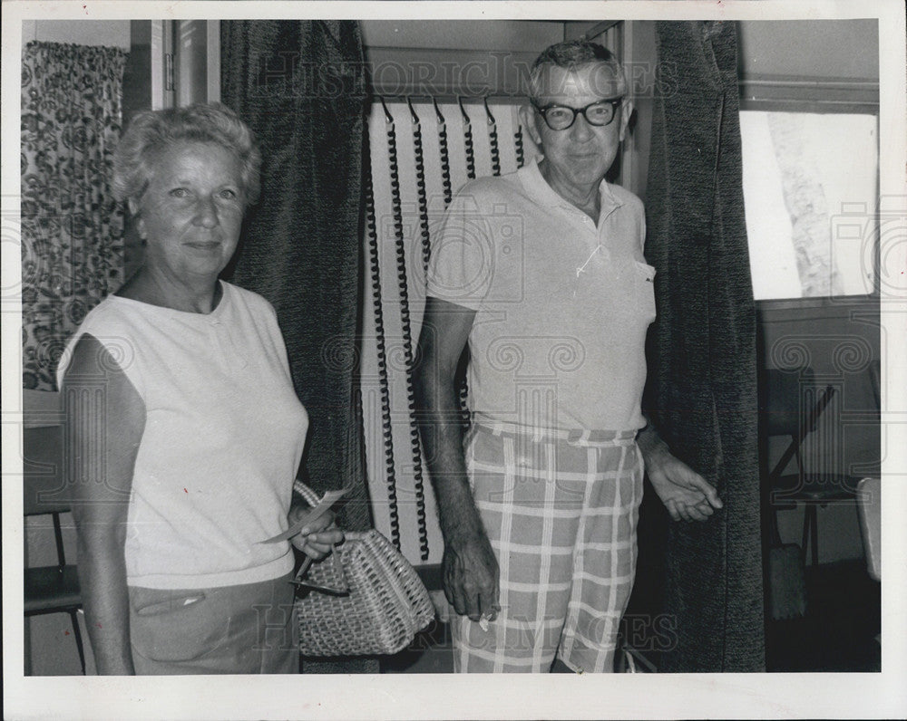 1971 Press Photo Holmes Beach Residents Cast Ballots In Holmes Beach Charter - Historic Images