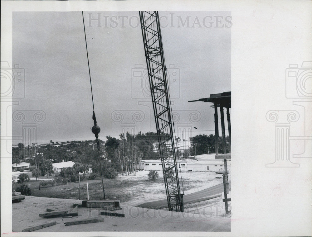 1970 Press Photo Holmes Beach-Martinique Condo Construction Workers View - Historic Images