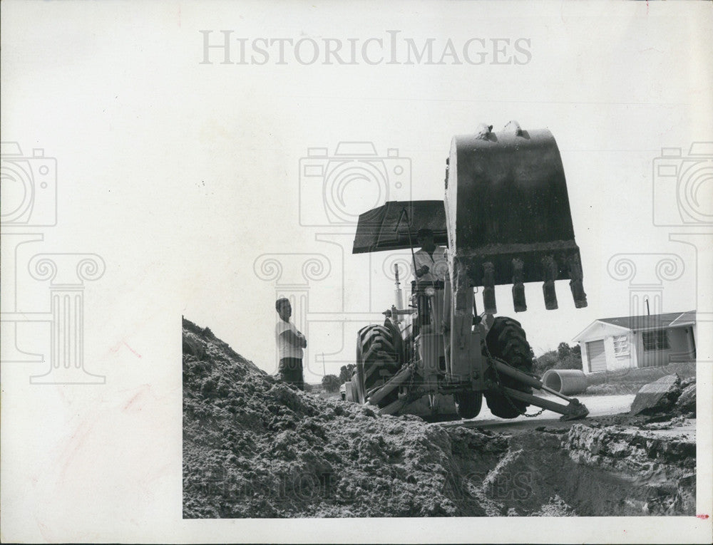 1989 Press Photo Workers In Holmes Beach Dig Culverts Along Marina Drive - Historic Images