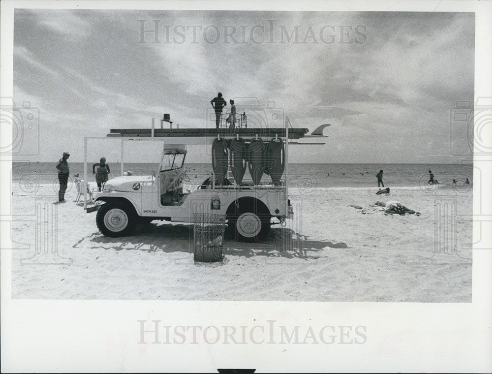 1972 Press Photo Jeff Harlson &amp; John Gall On Life Guard Duty - Historic Images