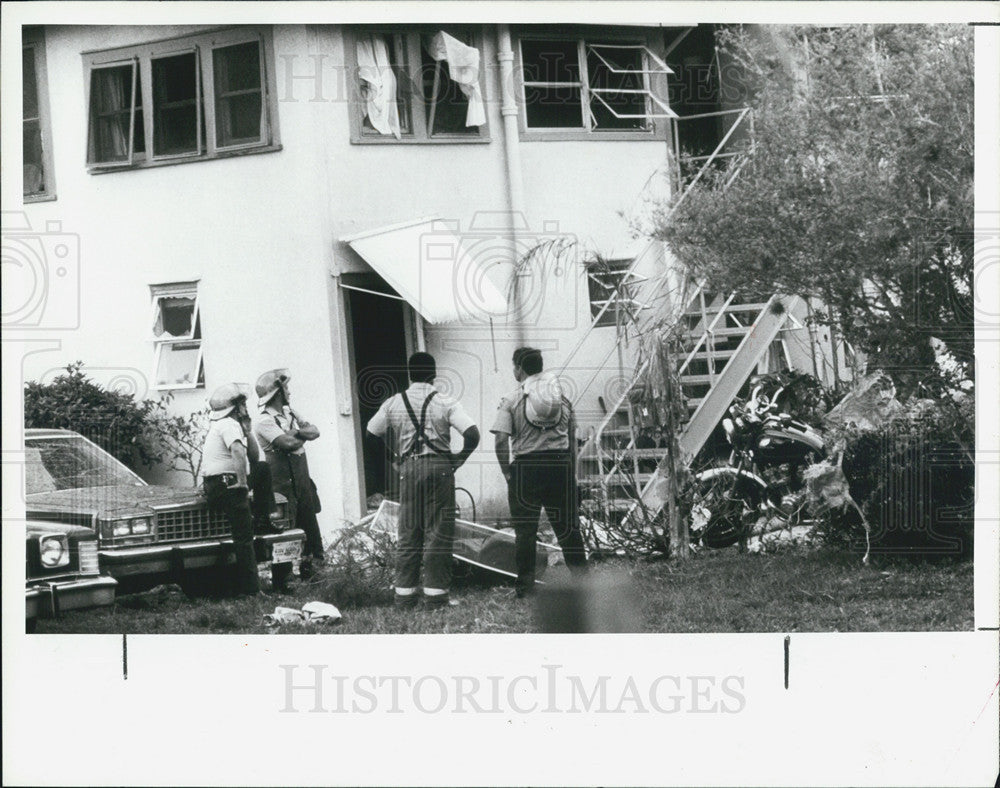 1988 Press Photo House, Explosion, Firefighters, St Petersburg - Historic Images