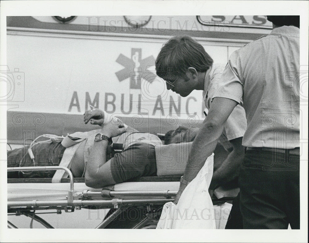 1982 Press Photo FL Power Electrician On Gurney After Injured In Flash Explosion - Historic Images