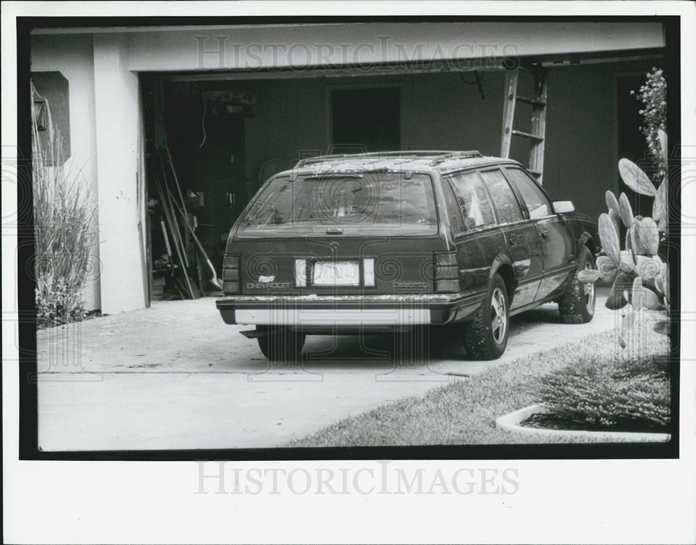 1991 Press Photo Bomb Exploded In Garage Covered Car With Debris And Injured - Historic Images